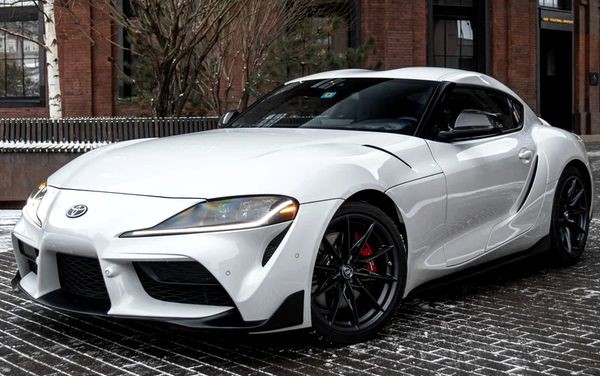 259 Toyota Supra 3.0 белый с водителем ZE9m