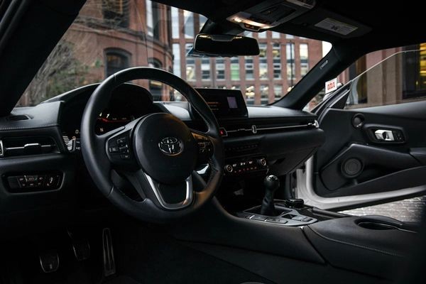 259 Toyota Supra 3.0 белый без водителя ragD
