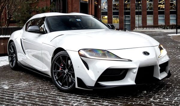 259 Toyota Supra 3.0 белый с водителем ZE9m