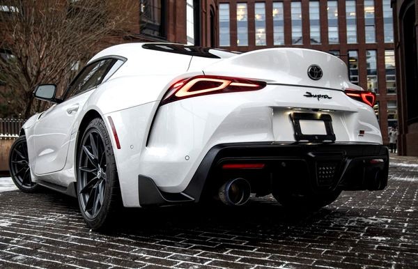 259 Toyota Supra 3.0 белый с водителем ZE9m