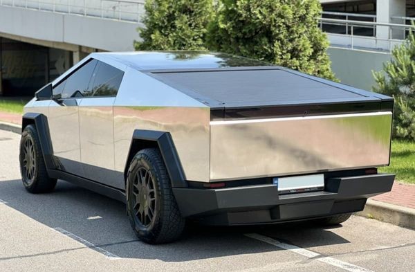 005 Tesla Cybertruck с водителем для фотосессии съемки NrKd