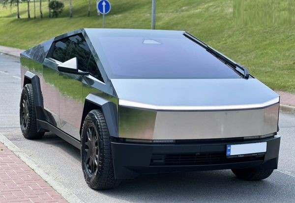 005 Tesla Cybertruck с водителем для фотосессии съемки NrKd