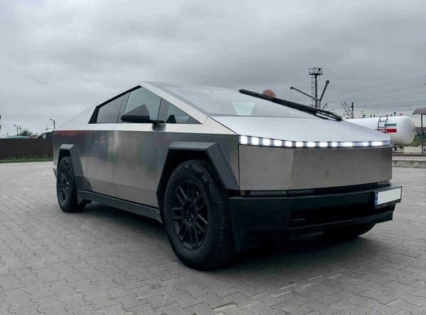 005 Tesla Cybertruck с водителем для фотосессии съемки NrKd
