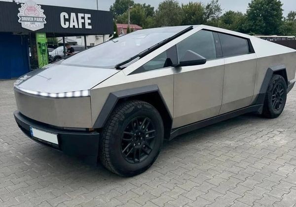 005 Tesla Cybertruck с водителем для фотосессии съемки NrKd