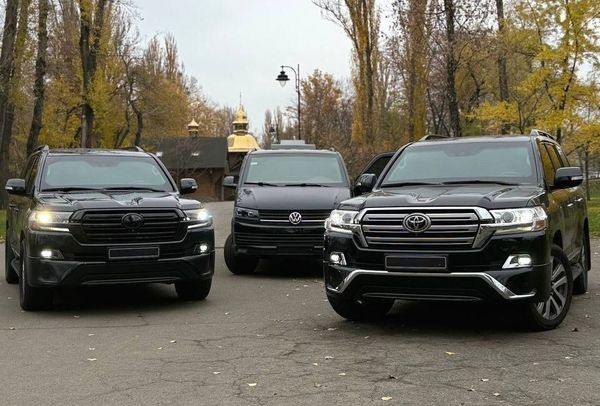 143 Бронированная Toyota Land Cruiser 200 с водителем 4xzx