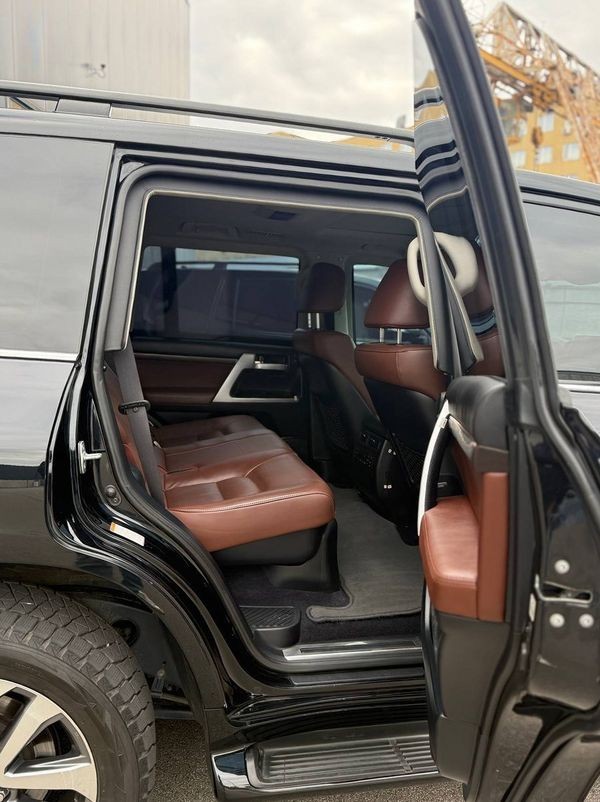 143 Бронированная Toyota Land Cruiser 200 с водителем 4xzx