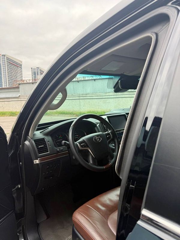 143 Бронированная Toyota Land Cruiser 200 с водителем 4xzx
