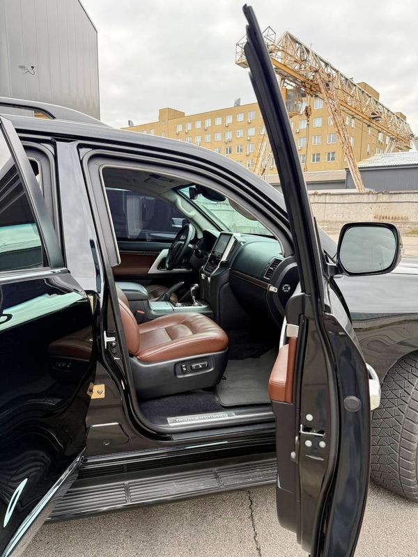 143 Бронированная Toyota Land Cruiser 200 без водителя dm9X