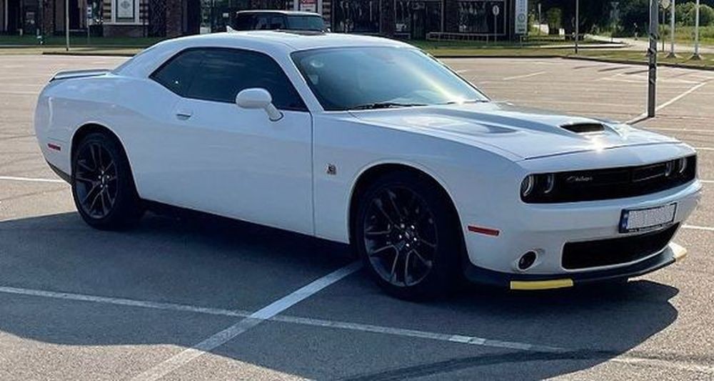 440 Dodge Challenger белый 6.4 л без водителя VyZA