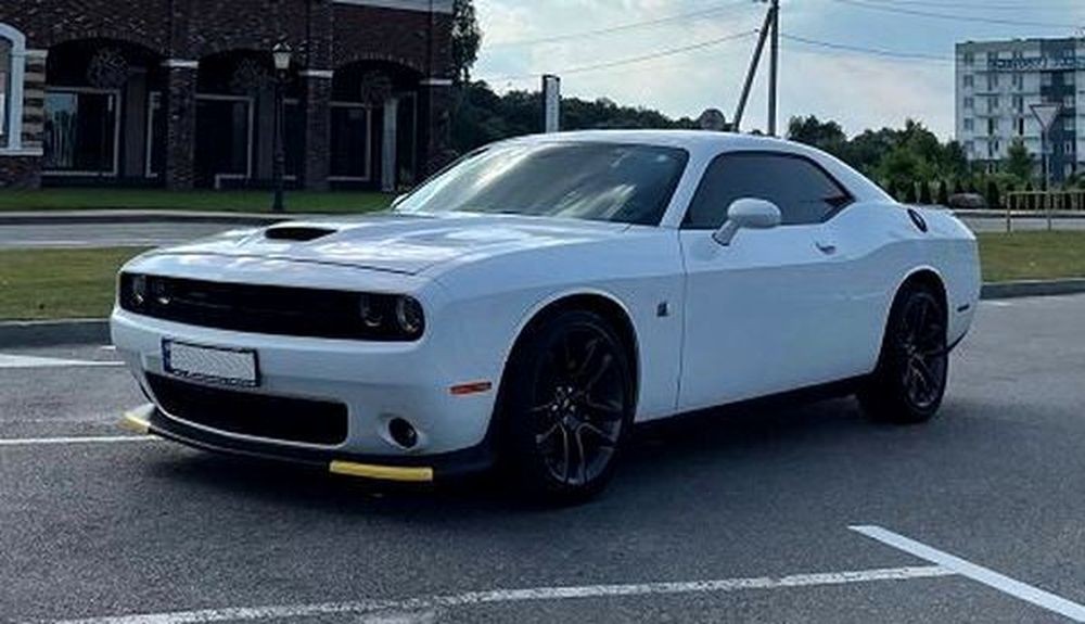 440 Dodge Challenger белый 6.4 л с водителем vaZw