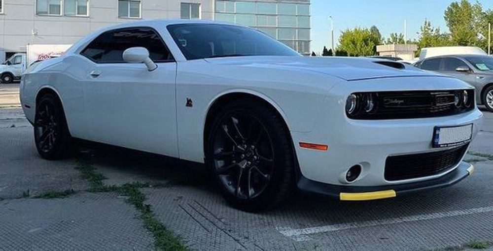 440 Dodge Challenger белый 6.4 л без водителя VyZA