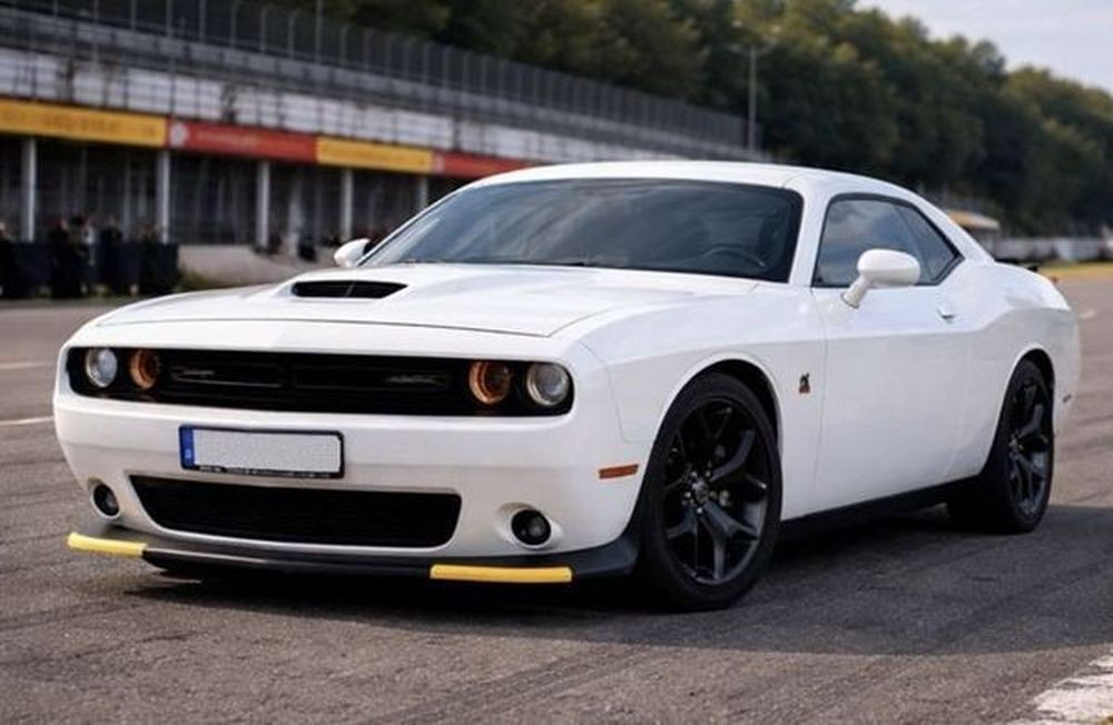 440 Dodge Challenger белый 6.4 л без водителя VyZA