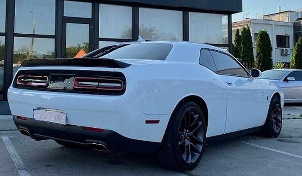 440 Dodge Challenger белый 6.4 л с водителем vaZw