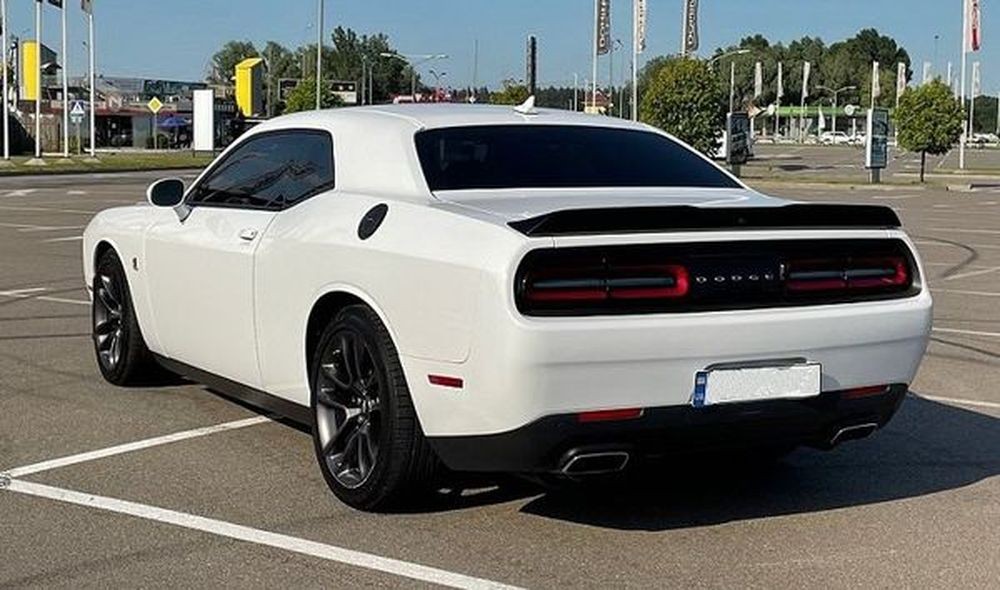 440 Dodge Challenger белый 6.4 л с водителем vaZw