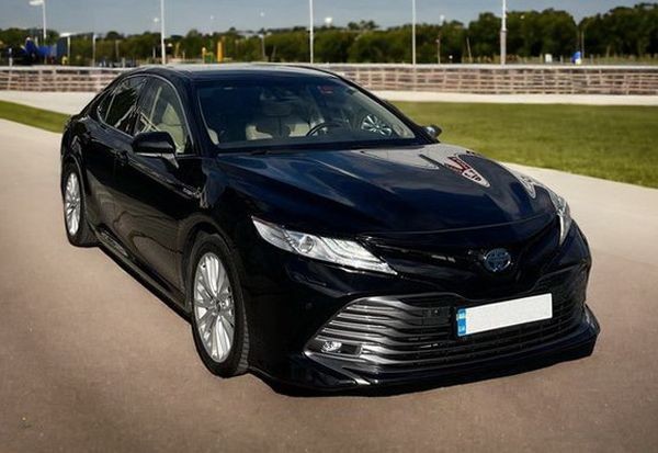 443 Toyota Camry 2025 с водителем JRw8