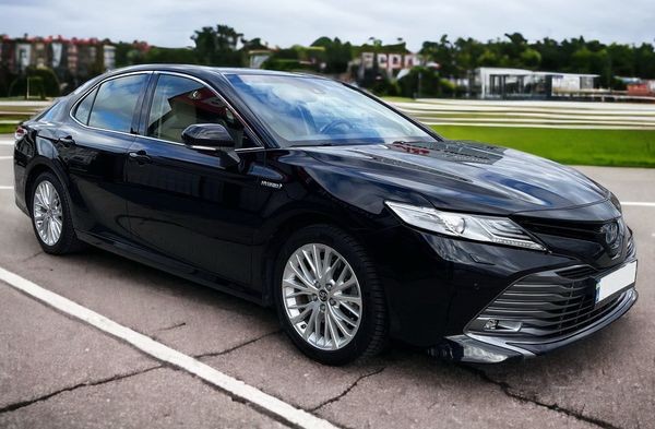 443 Toyota Camry 2025 с водителем JRw8