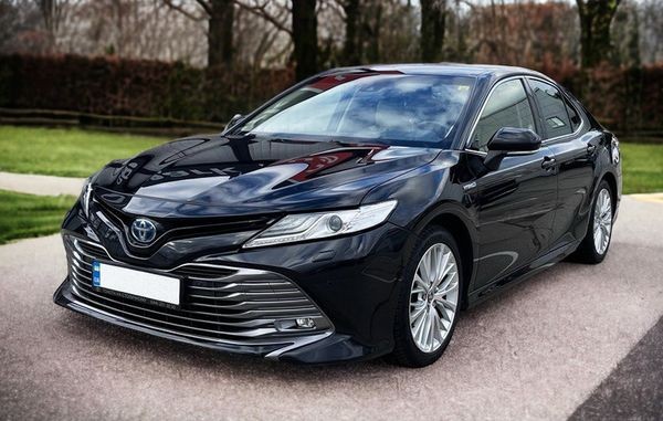 443 Toyota Camry 2025 с водителем JRw8