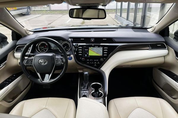 443 Toyota Camry 2025 без водителя 0mvX