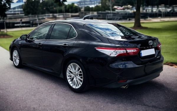 443 Toyota Camry 2025 с водителем JRw8