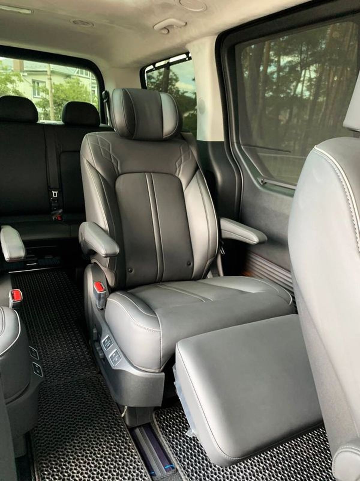 053 Микроавтобус Hyundai Staria без водителя paqe