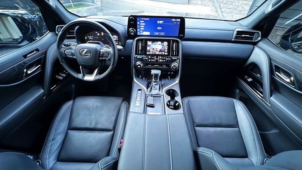 059 Внедорожник Lexus LX 500 без водителя MrdA