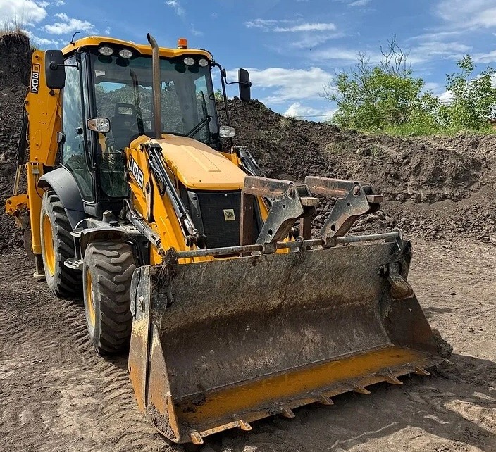 Екскаватор навантажувач JCB 3CX з досвідченим оператором AkdK